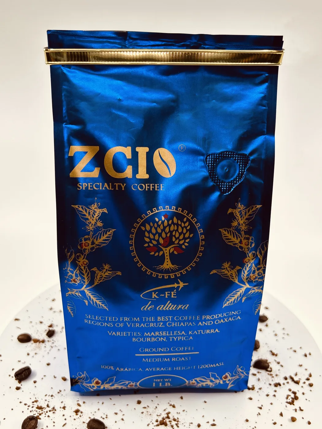 Bolsa azul ZCIO Specialty Coffee rodeada de granos de café
